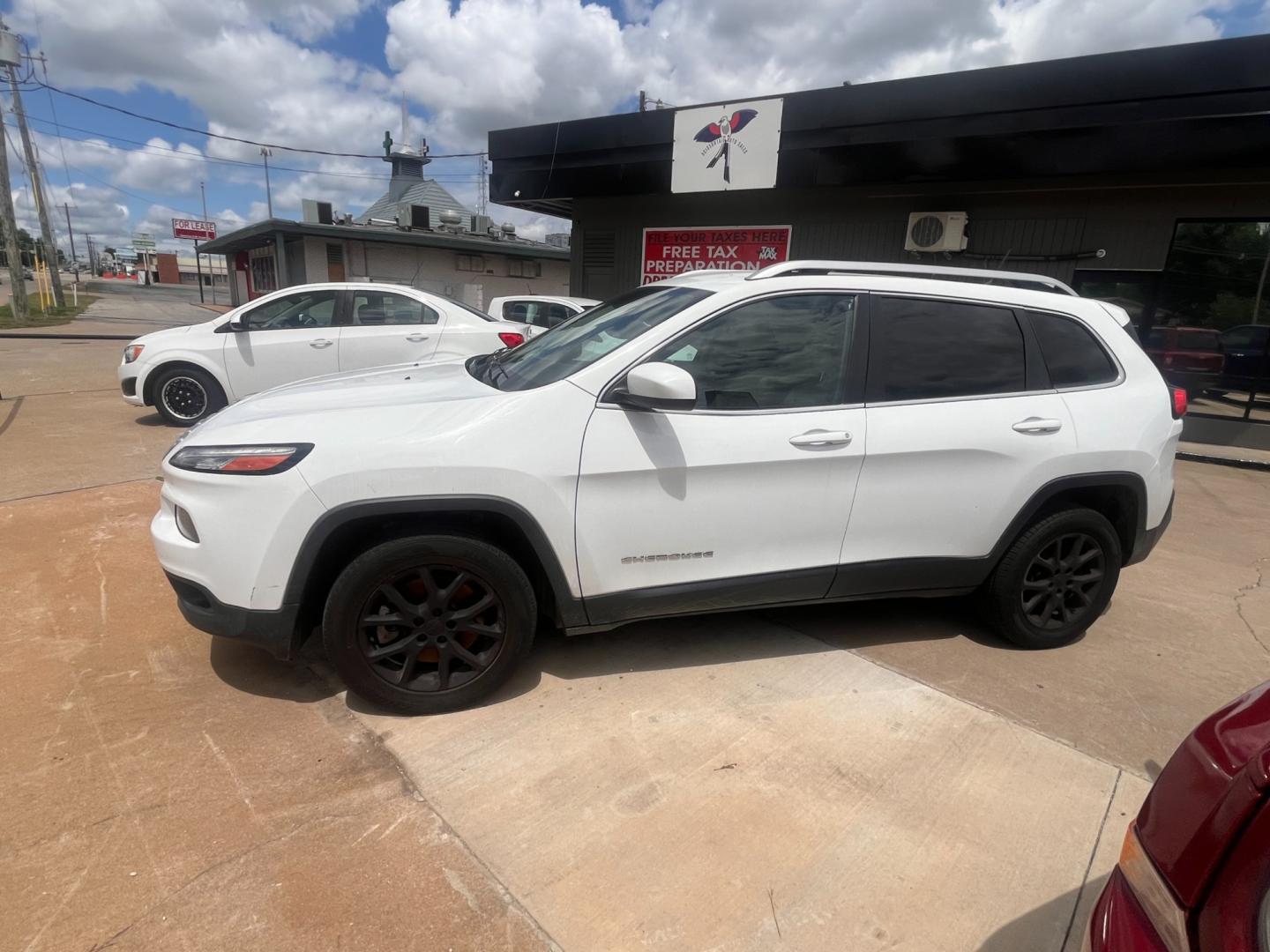 2015 WHITE JEEP CHEROKEE LATITUDE Latitude FWD (1C4PJLCB3FW) with an 2.4L L4 DOHC 16V engine, 9-Speed Automatic transmission, located at 8101 E. Skelly Dr., Tulsa, OK, 74129, (918) 592-3593, 36.121891, -95.888802 - Photo#4